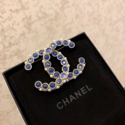 A brooch that gives a youthful impression and looks energetic 2023SS CHANEL Chanel